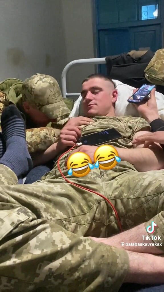 str8 drunk army guys