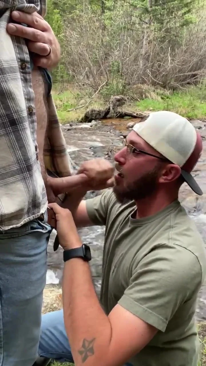 Scruffy country guy blows his DL married buddy outdoors