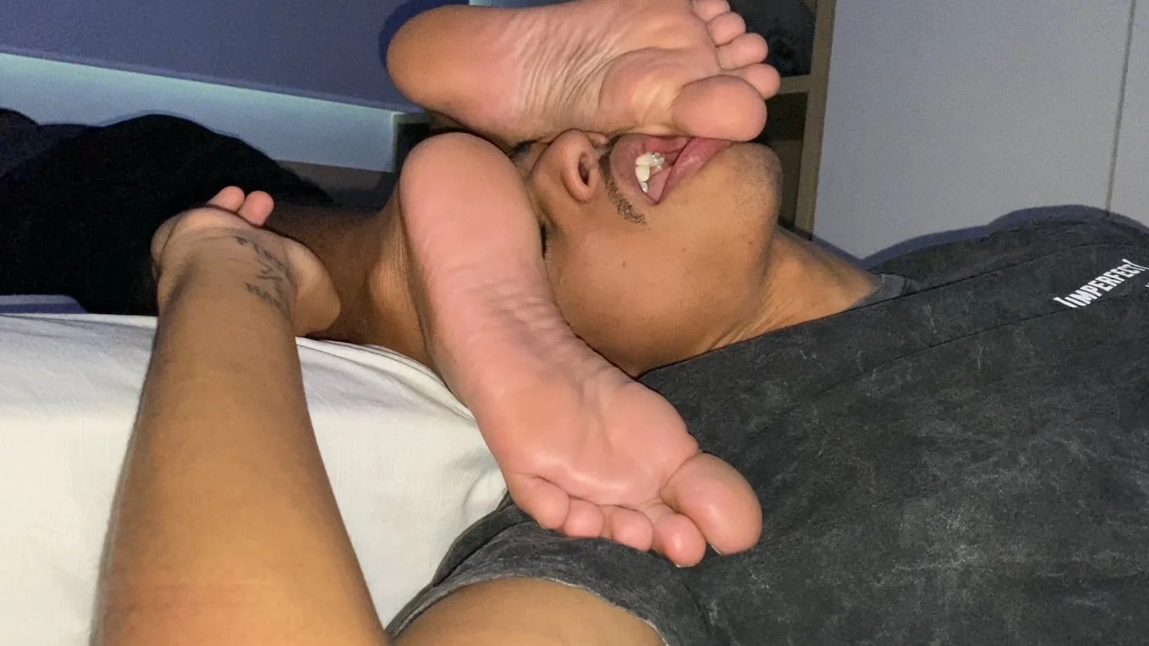 SPY MALE FEET - SLEEPING FEET - video 3 - ThisVid.com in italiano