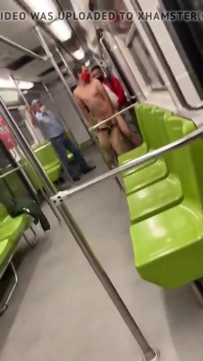 Gay Puta publica de metro