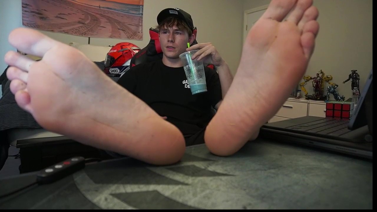 Blond College Stud Shows Off His Perfect Bare Soles