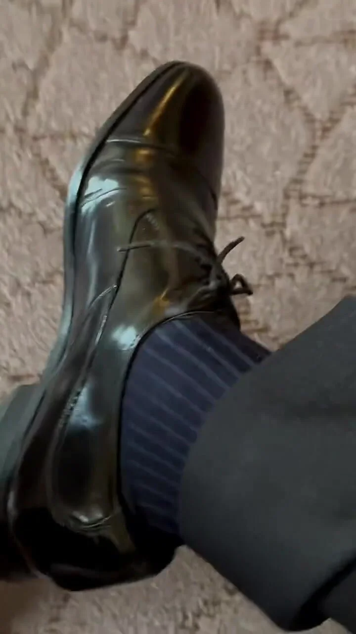 Taking off shoes and socks after a long day of work - ThisVid.com em inglês