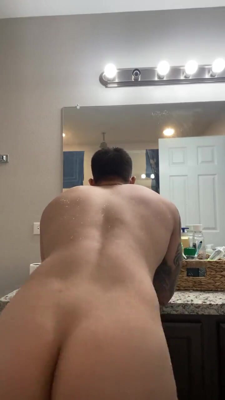 Big Juicy Ass Boy Moves his Ass to cam