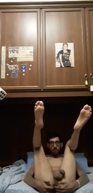 skinny italian faggot fingers his hole on the bed