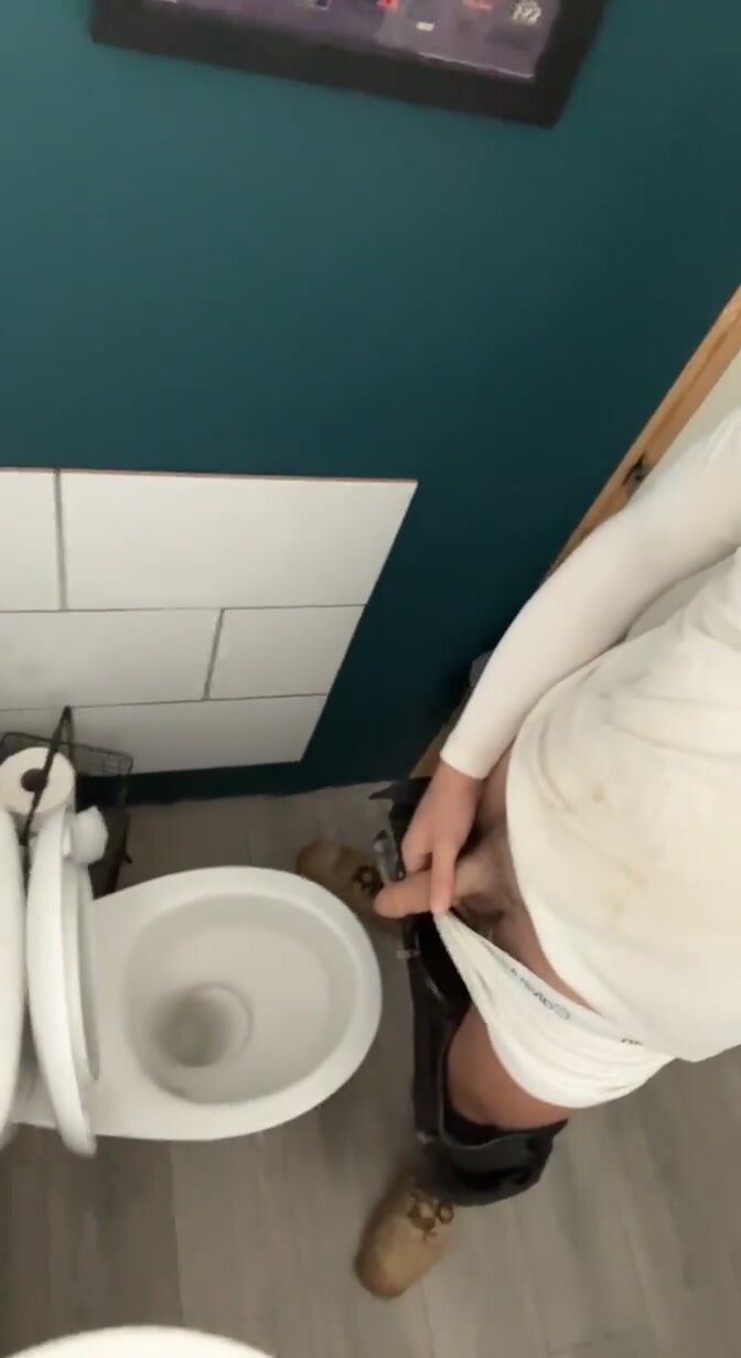 hot brit boy taking a good pee