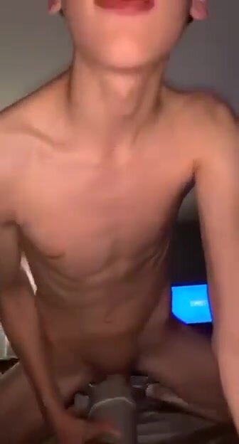 HOT STRAIGHT TEEN BOY USING HIS SEX TOY
