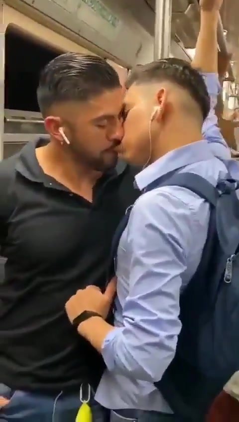 Hot Kissing On The Metro