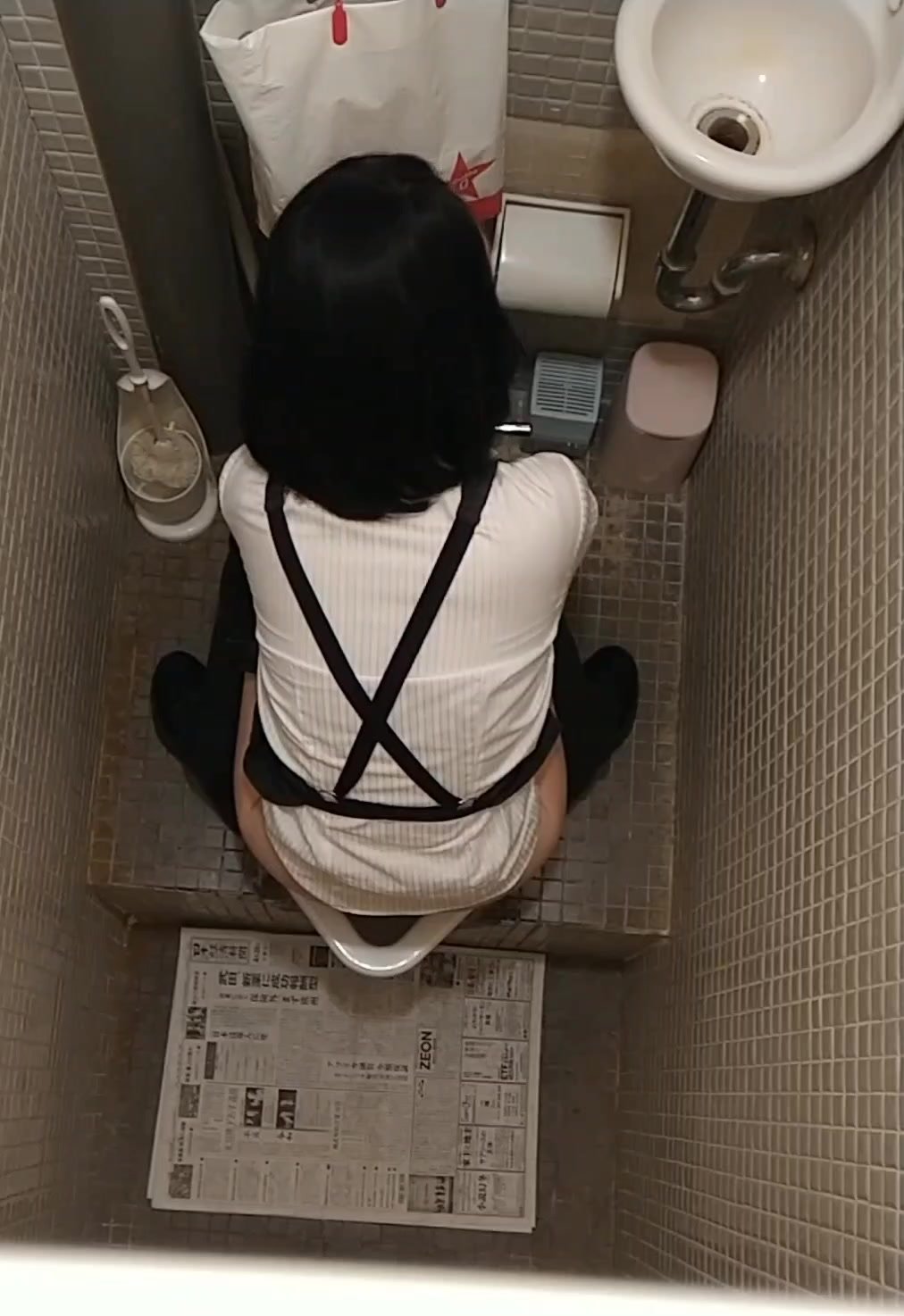 japanese girl pooping traditional toiilet