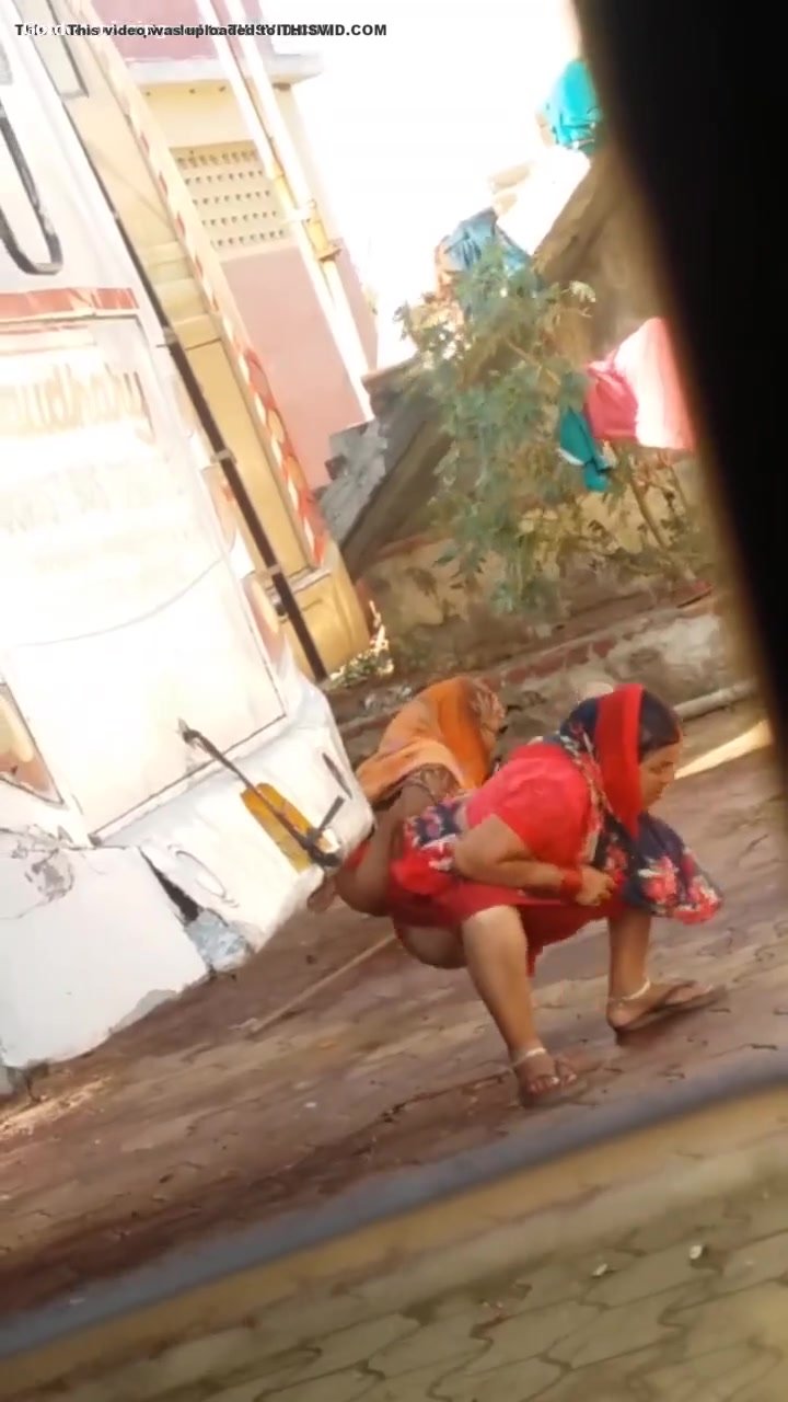 Desi chachi pissing at bus stand - ThisVid.com