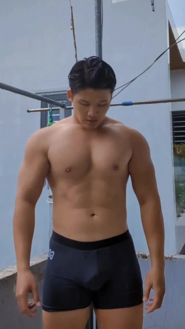 Muscular asian with great bulge - ThisVid.com