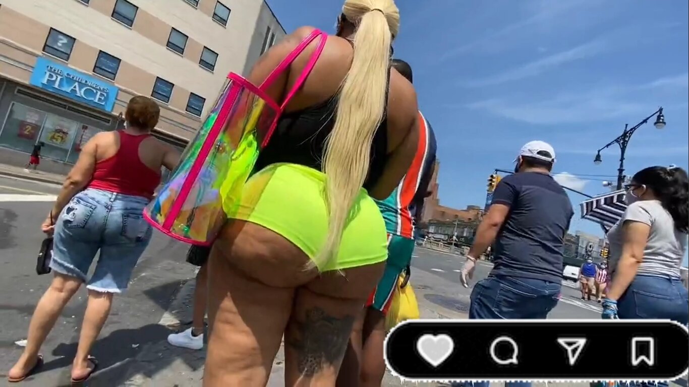 JUICY THICK TEASING EBONY LIME GREEN BOOTY CANDID