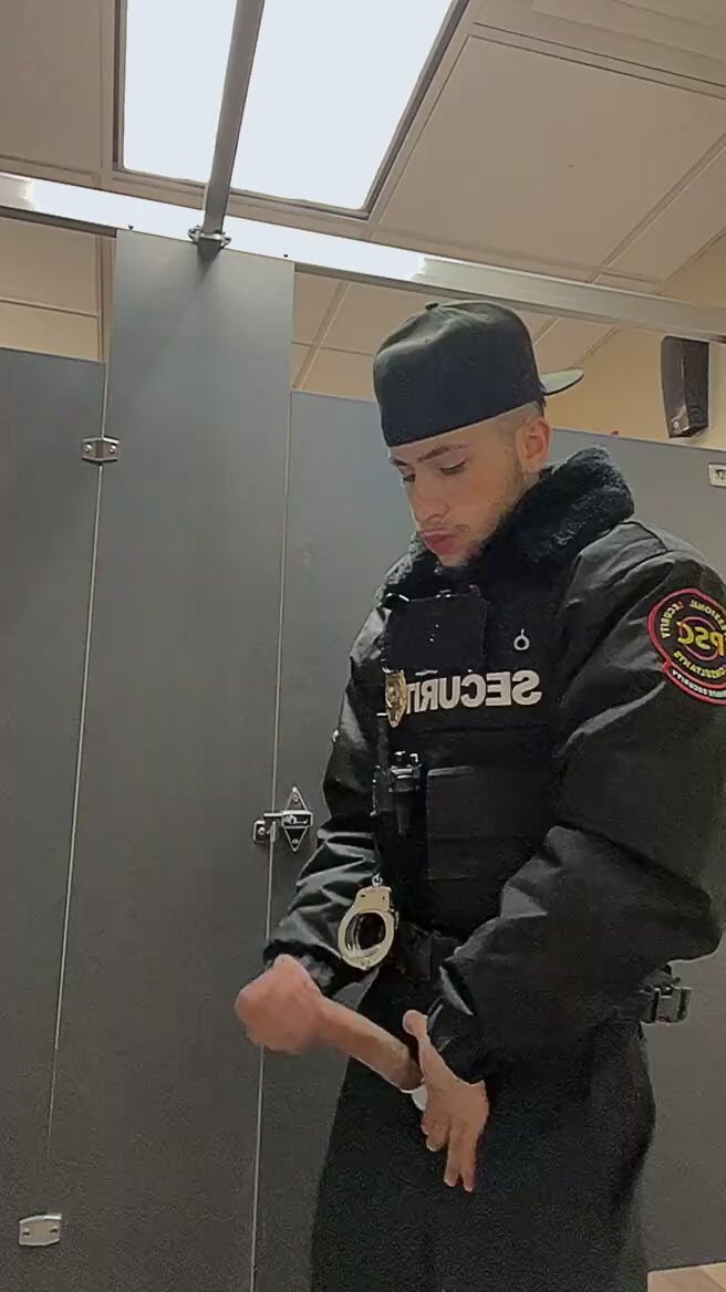 Mall security takes a bate break