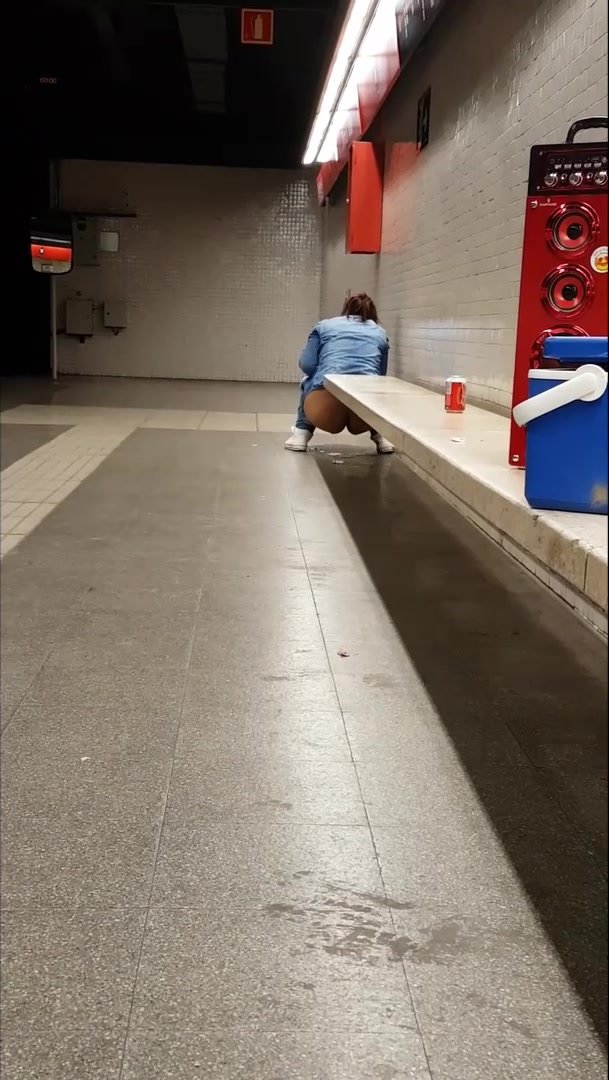 Gal caught pissing in public