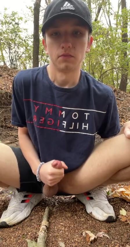 Joyfull wanker enjoys the outdoors