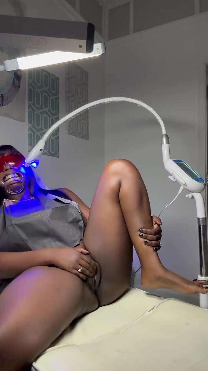Dentist walks in on ebony rubbing her pussy