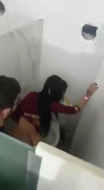 Desi couple fuck in bathroom