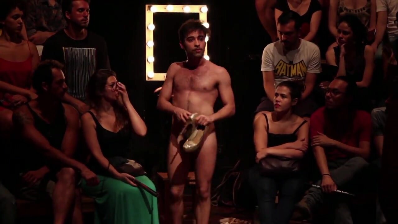 Ator tira a roupa no teatro (naked actor)