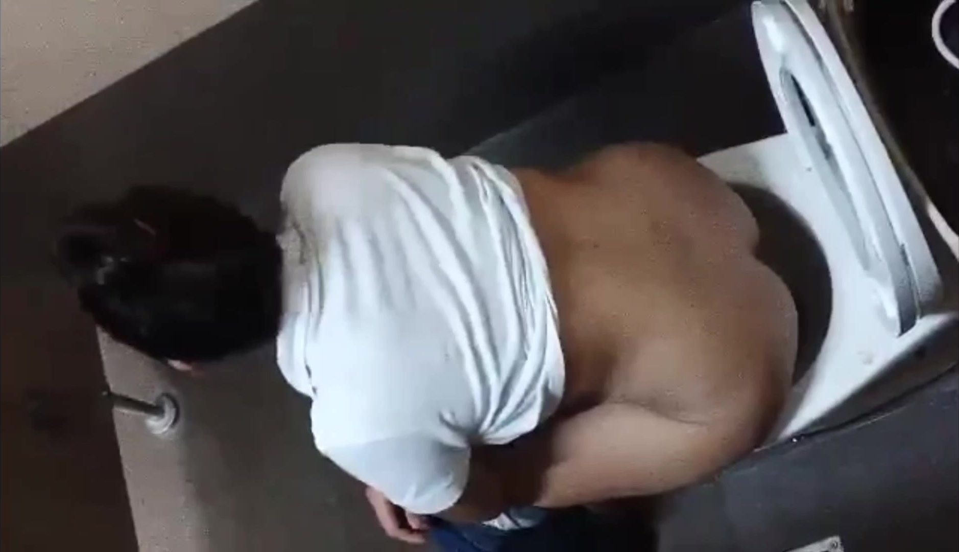 Big ass dances while on toilet