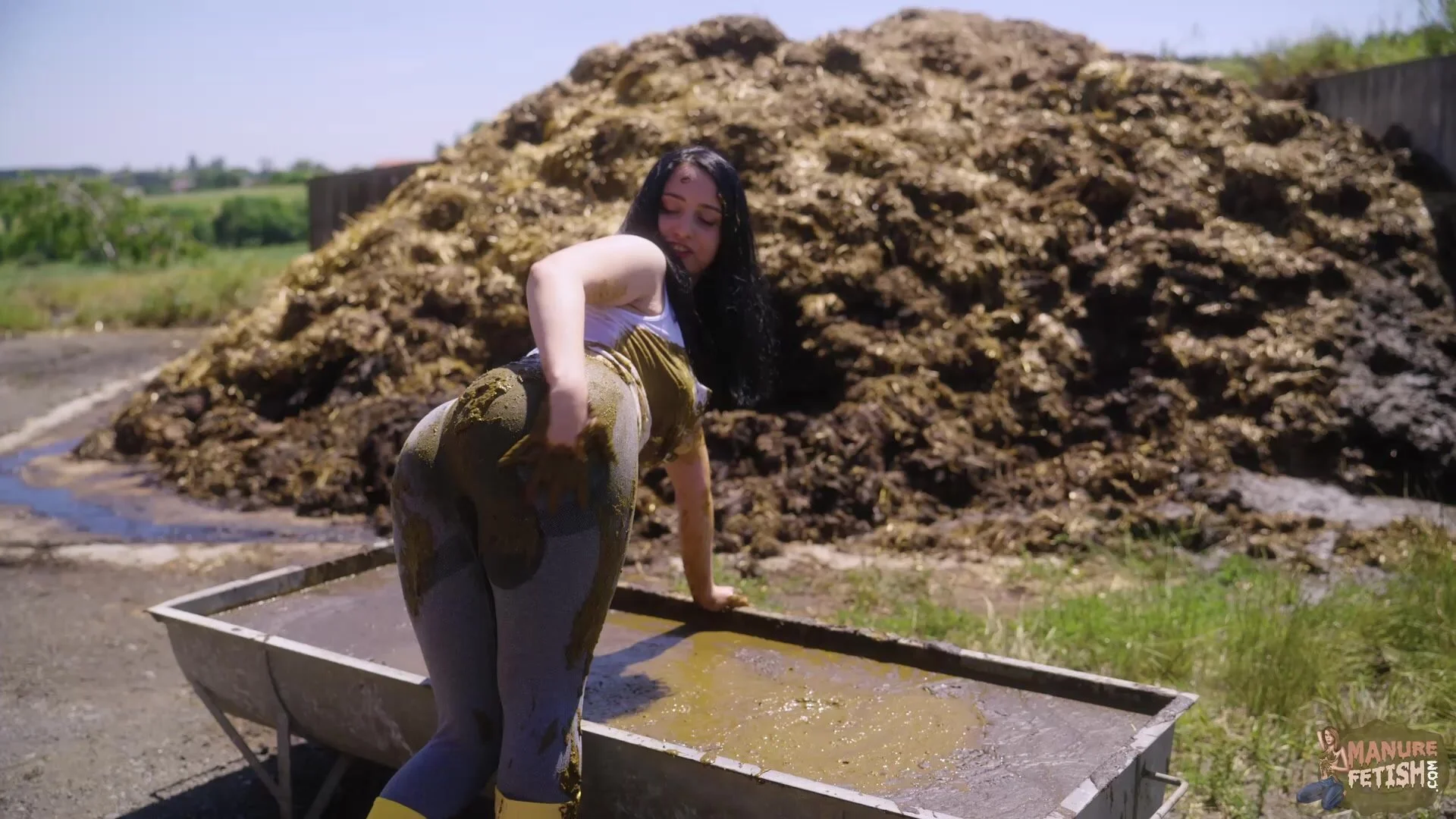 Rada Brewer on the farm - masturbating in cowshit - ThisVid.com