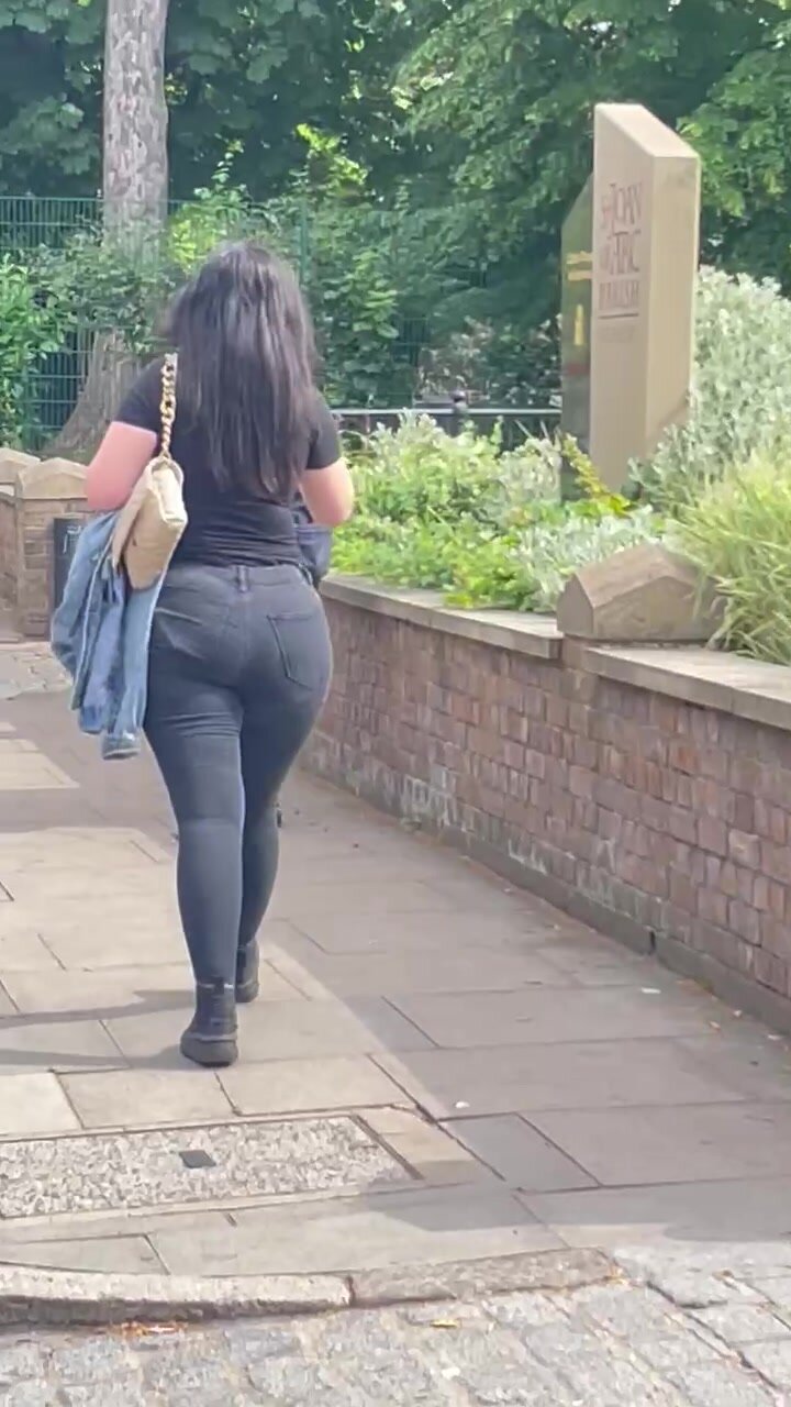 Thick pawg in jeans - video 2