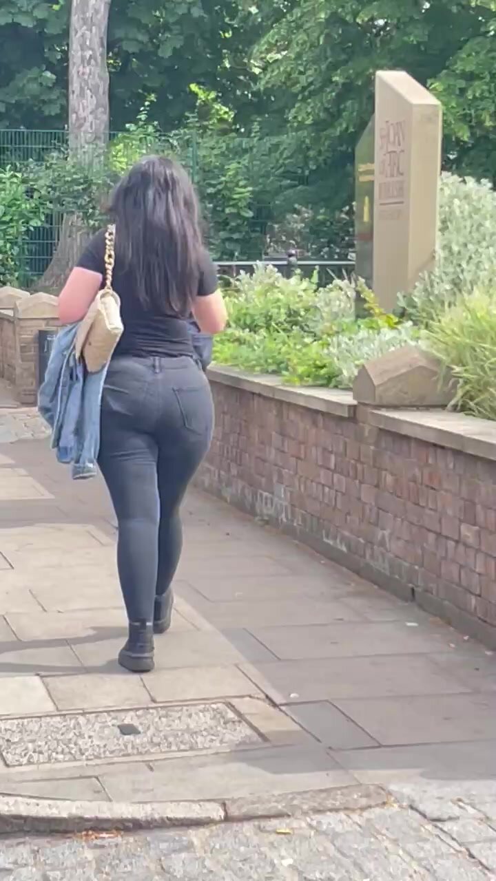 Fat ass pawg in jeans