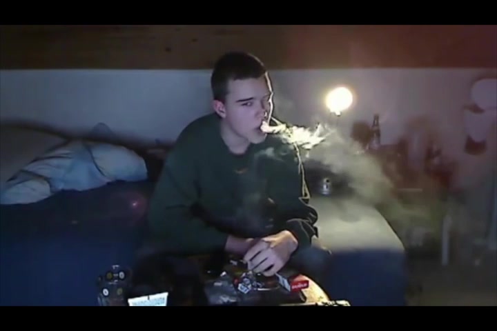 upl76 - young guy smoking reds in bedroom