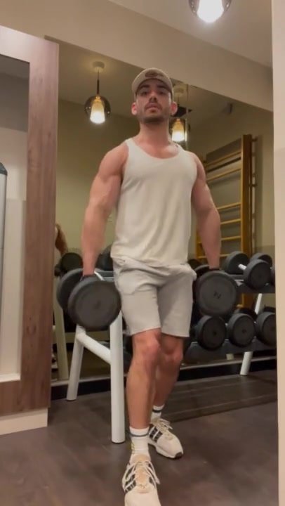 Hairy guy jerks in the gym