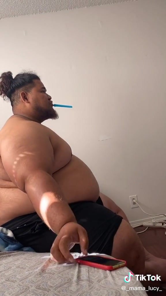 Sexy  Samoan Chub showing off tiktok