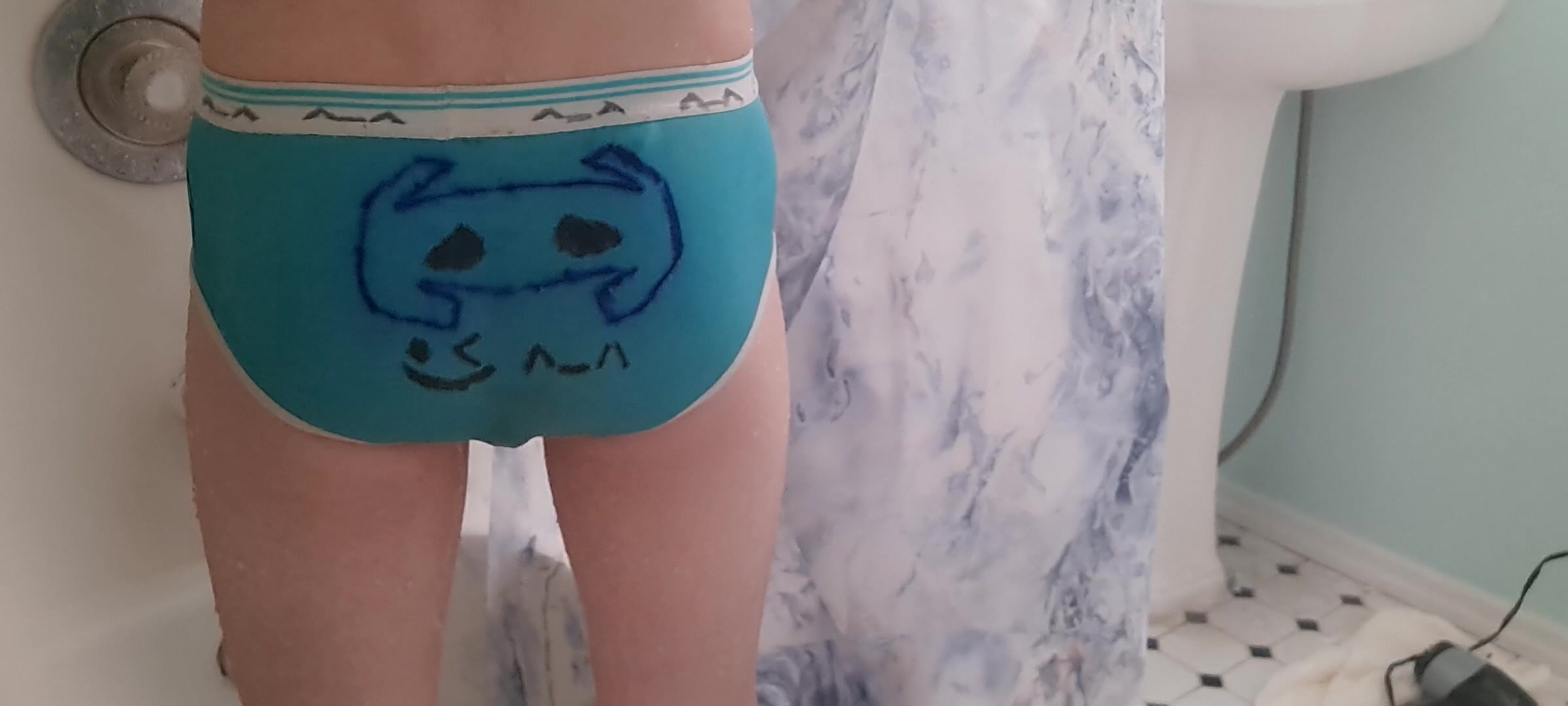 I pooped my d_i_s_c_o_r_d underwear :3