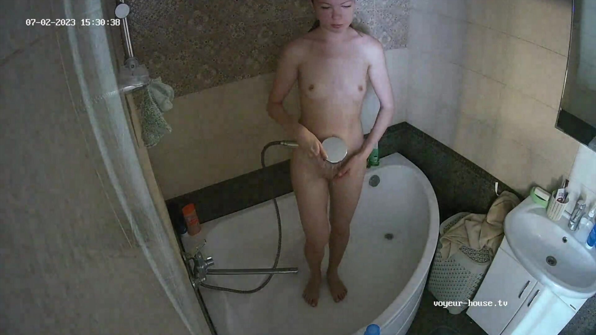 VHTV girl pissing in her bath