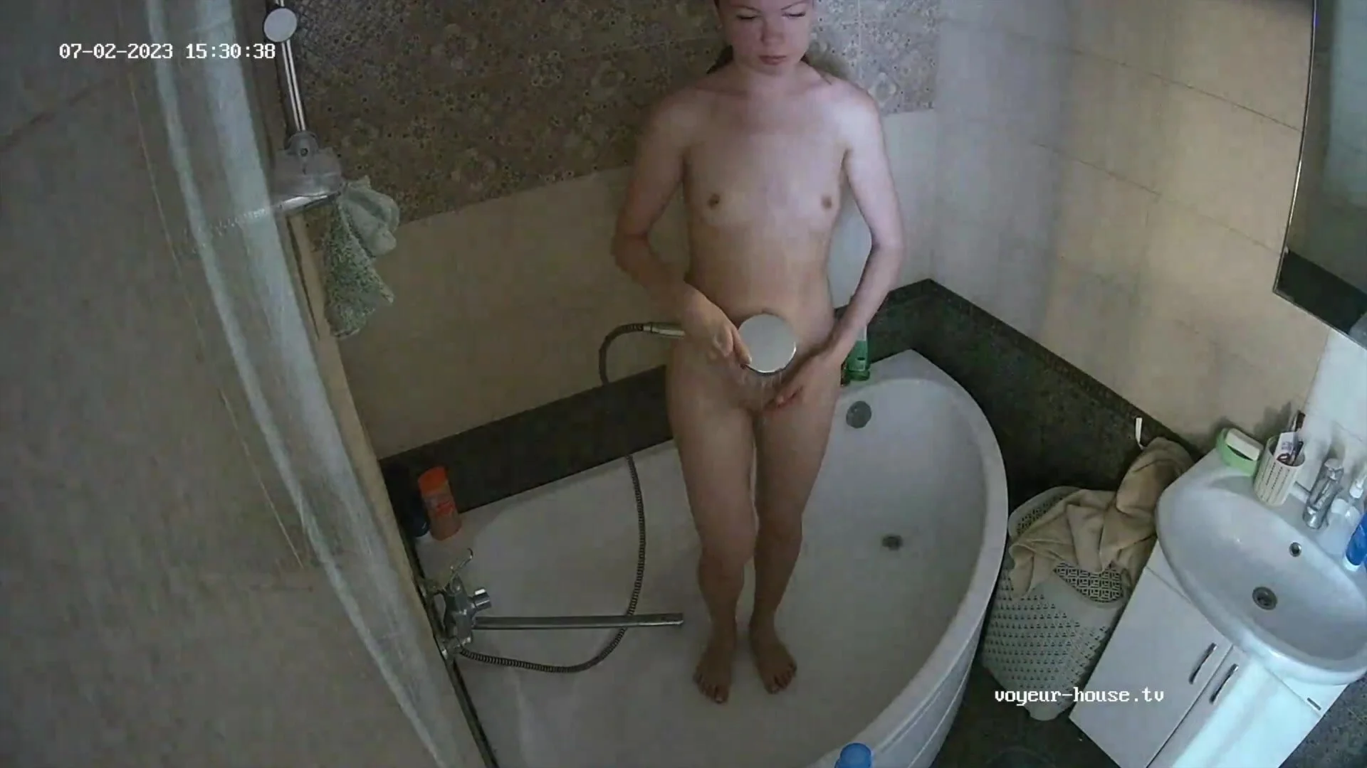 VHTV girl pissing in her bath Foto