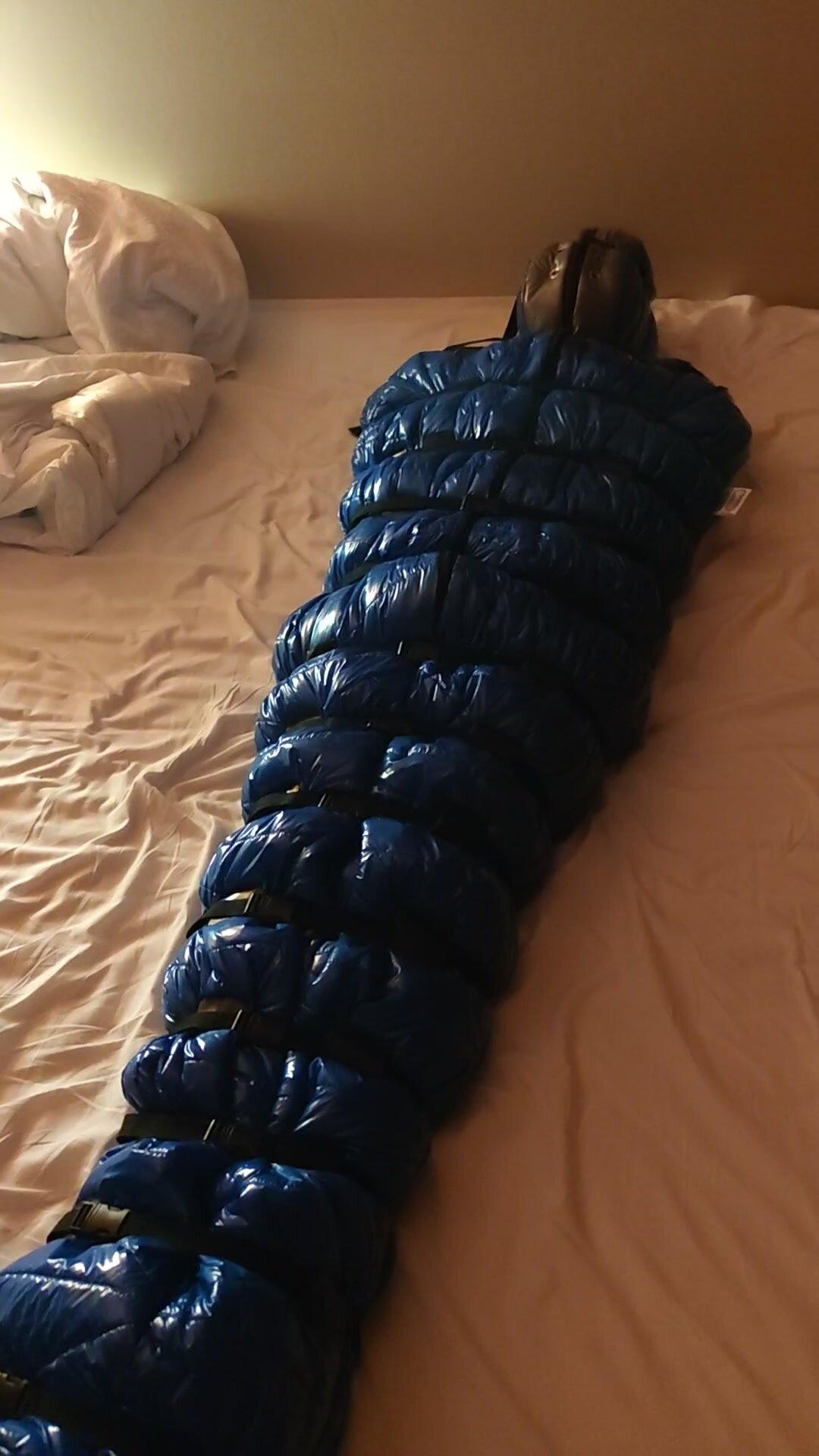 Zips-down sleeping bag