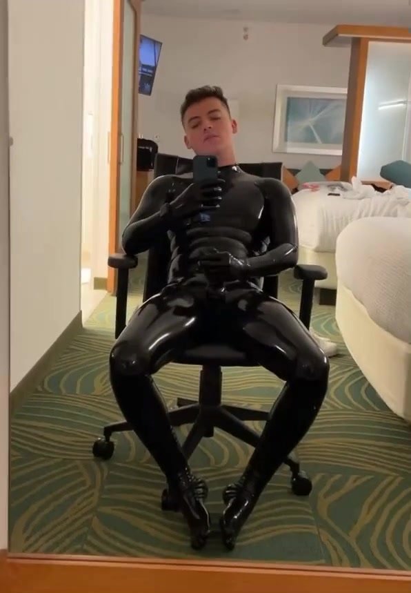 Wanking in full rubber outfit