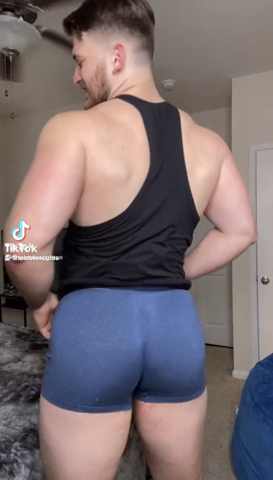 Damn hes Thicc