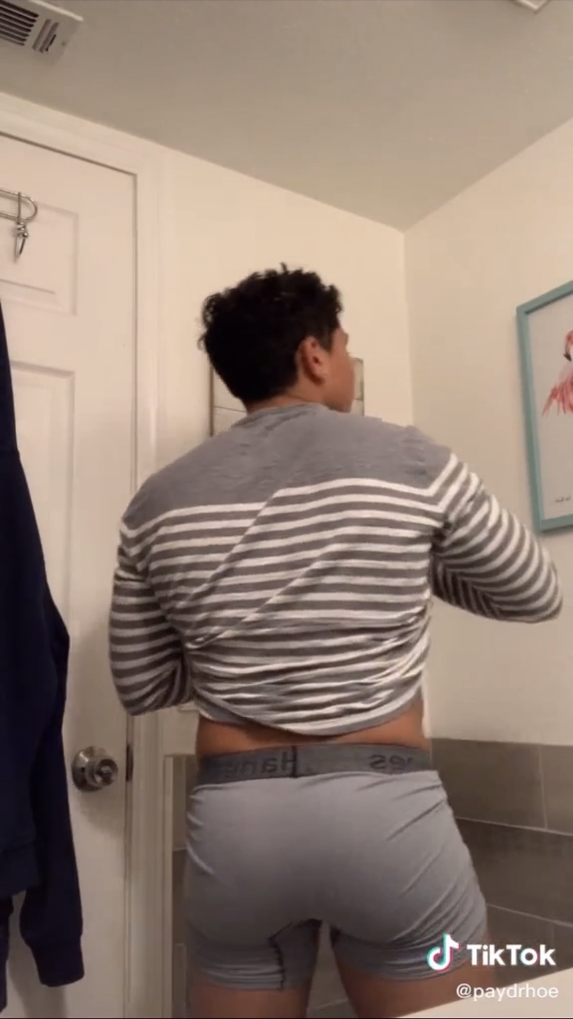 Another perfect str8 dude showing off his big fat booty