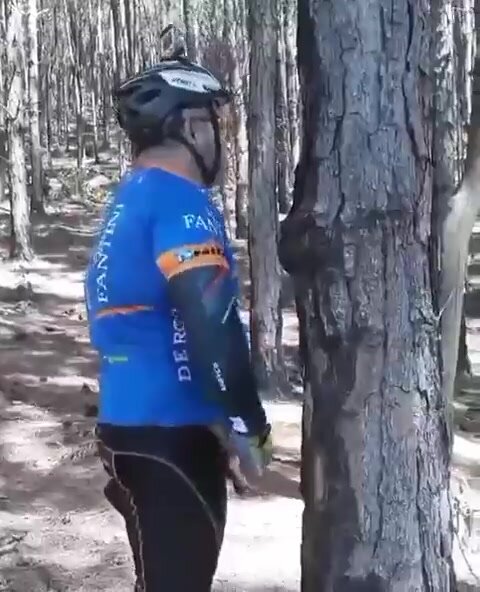 Daddy pissing in forest - Maduro meando en el bosque