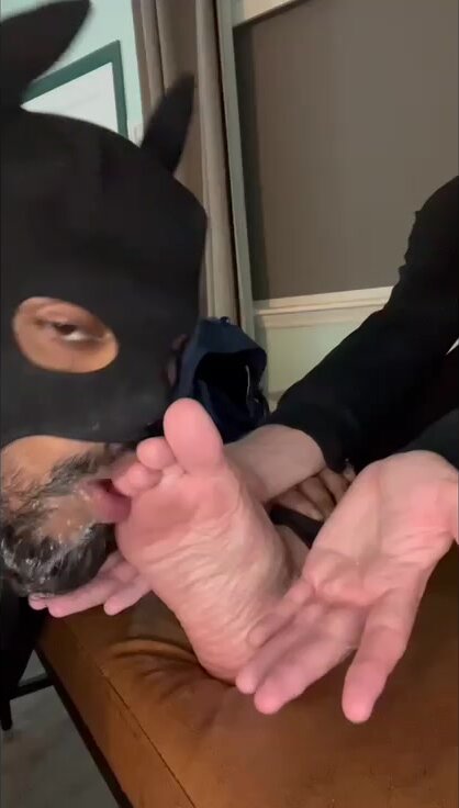Sub worships my hands and feet