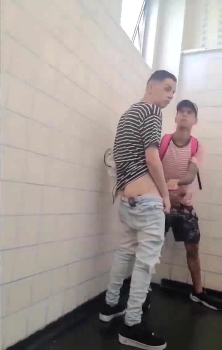 Banheirão: Cruising in a public restroom - video… ThisVid.com