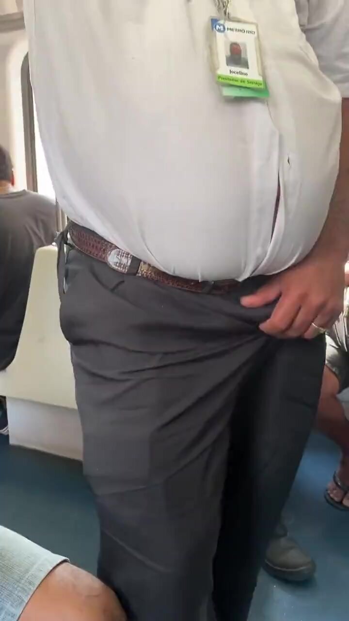 Bulto de señor gordo en el metro se manosea