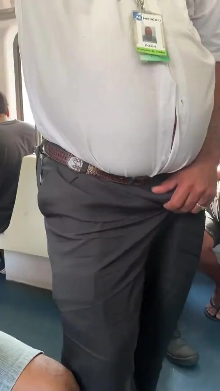 Bulto de señor gordo en el metro se manosea - ThisVid.com em inglês