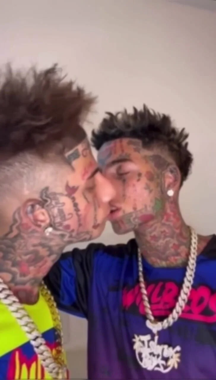 kissing 2 - ThisVid.com