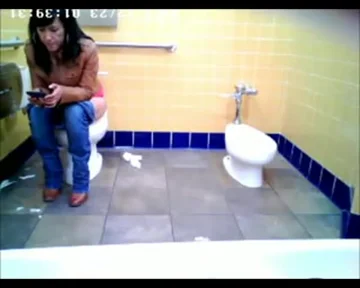 Hidden cam in the bathroom catches a beautiful girl