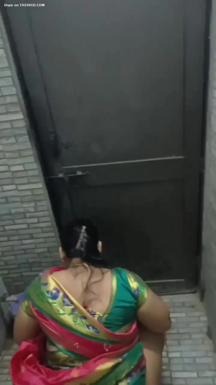 Saree pissing