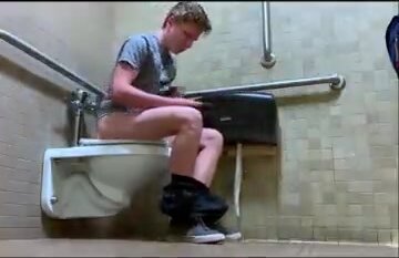 Juicy farts in the toilet