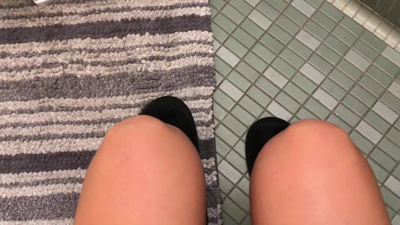 Vlogs her morning pee