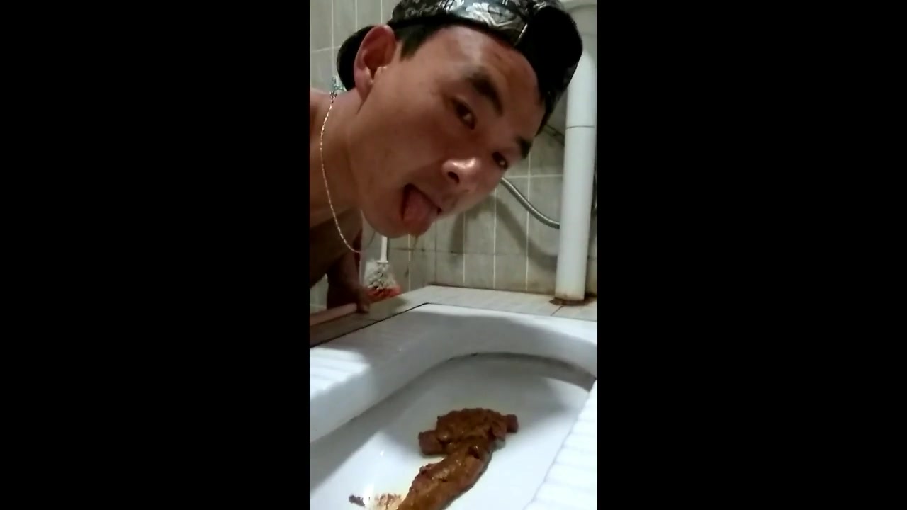 chinese piggy eats his own shit