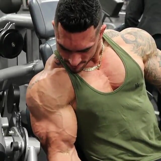 Bodybuilder makes his biceps bigger