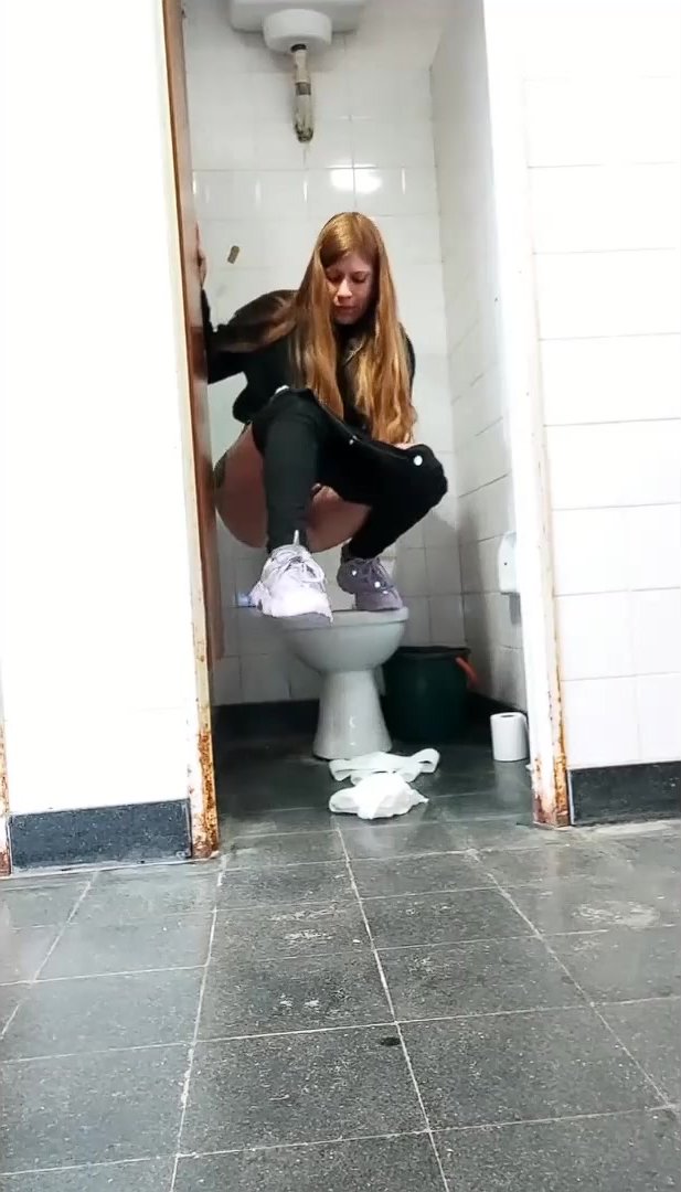 Girl making a huge mess on public toilets!