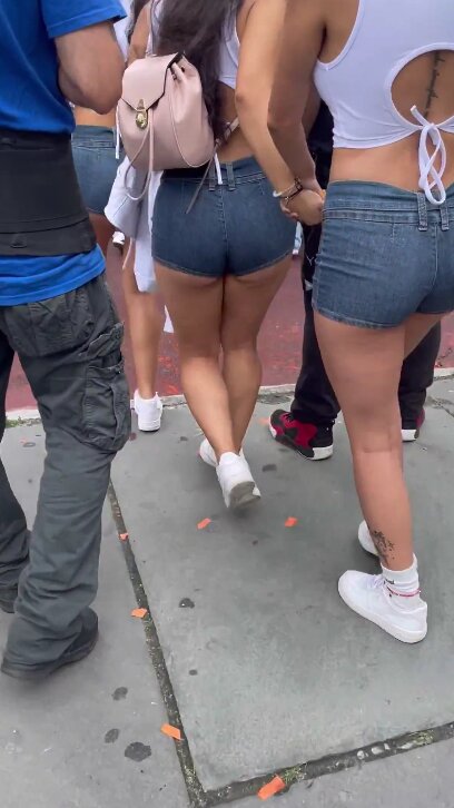 CANDID JEAN BOOTY SHORTS