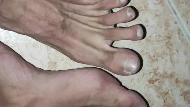 High arche and hairy toes spreading 1